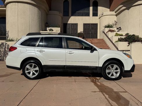 Used 2014 Subaru Outback 2.5i Premium AWD/4WD image 8