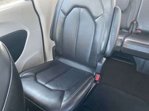 Used 2024 Chrysler Pacifica Touring-L image 42