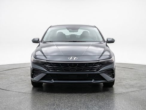 Used 2025 Hyundai Elantra SEL FWD image 2