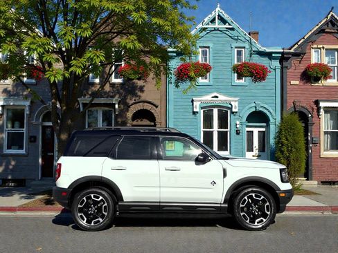 Used 2022 Ford Bronco Sport Outer Banks w/ Tech Package image 2