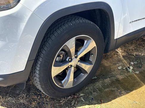 Used 2019 Jeep Cherokee Limited AWD/4WD image 3