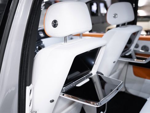 Used 2023 Rolls-Royce Cullinan w/ Cullinan Package image 24