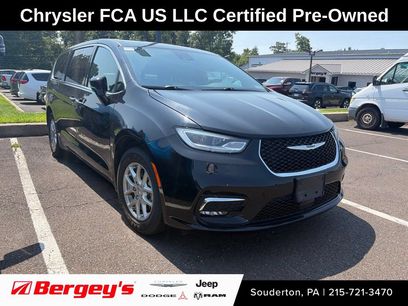 Used 2025 Chrysler Pacifica Select