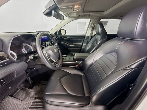 Used 2023 Toyota Highlander XLE AWD/4WD image 13