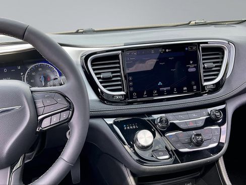 Used 2025 Chrysler Pacifica Limited FWD image 6
