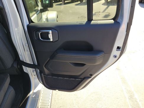 Used 2024 Jeep Wrangler Unlimited Sahara AWD/4WD image 32