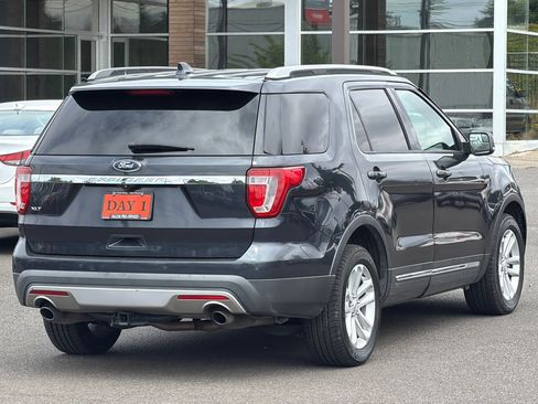 Used 2017 Ford Explorer XLT FWD image 5