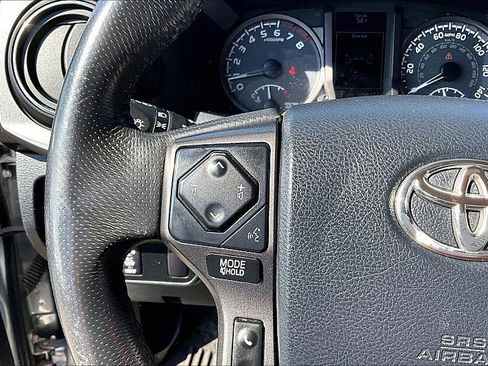 Used 2017 Toyota Tacoma TRD Sport w/ Tow Package (A/T) image 12