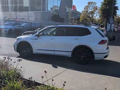 Used 2024 Volkswagen Tiguan SE R-Line AWD/4WD image 9