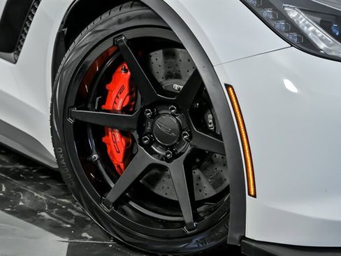 Used 2017 Chevrolet Corvette Z06 RWD image 3