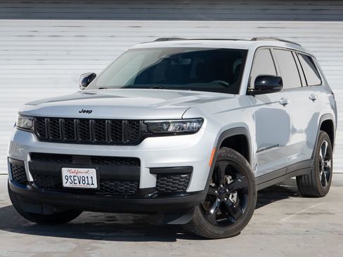 Used 2023 Jeep Grand Cherokee L Laredo image 3