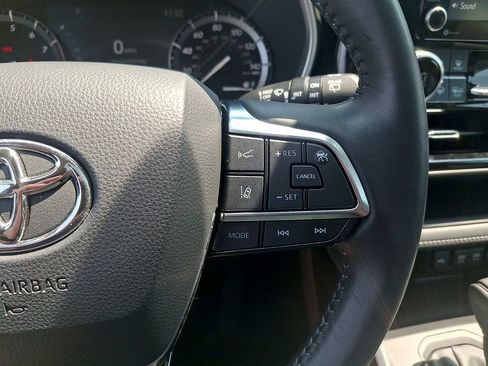 Used 2021 Toyota Highlander XLE AWD/4WD image 23
