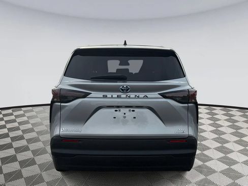 Used 2024 Toyota Sienna XLE FWD image 3
