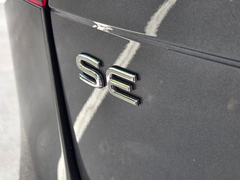 Used 2022 Volkswagen Tiguan SE R-Line image 28