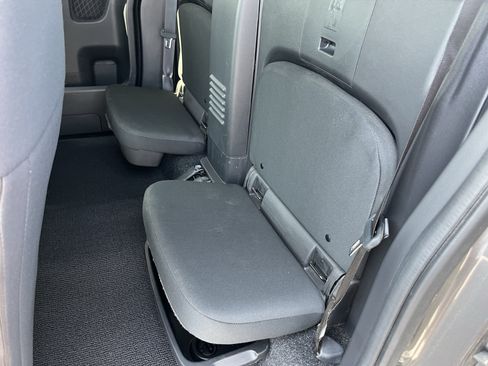 Used 2024 Nissan Frontier SV AWD/4WD image 17