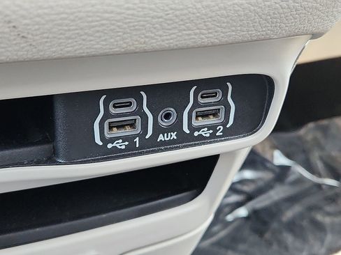 Used 2024 Chrysler Pacifica Limited FWD image 16