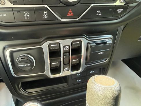 Used 2023 Jeep Gladiator Sport AWD/4WD image 22