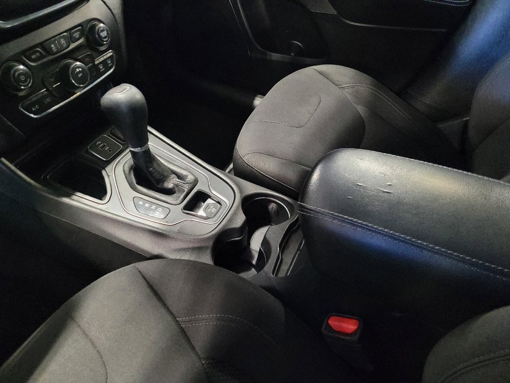 Used 2019 Jeep Cherokee Latitude w/ Popular Appearance Group FWD image 26