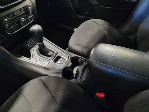 Used 2019 Jeep Cherokee Latitude w/ Popular Appearance Group FWD image 26