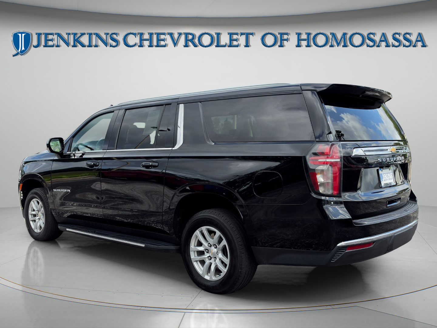 Used 2024 Chevrolet Suburban LT RWD image 7