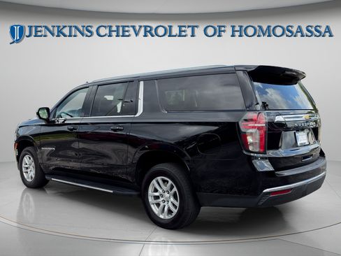 Used 2024 Chevrolet Suburban LT RWD image 7