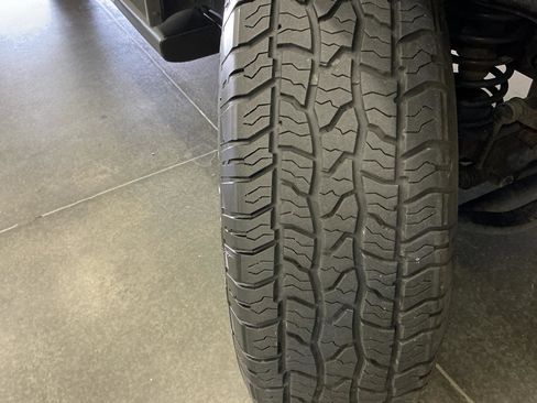 Used 2017 Jeep Wrangler Unlimited Sahara w/ Connectivity Group AWD/4WD image 21