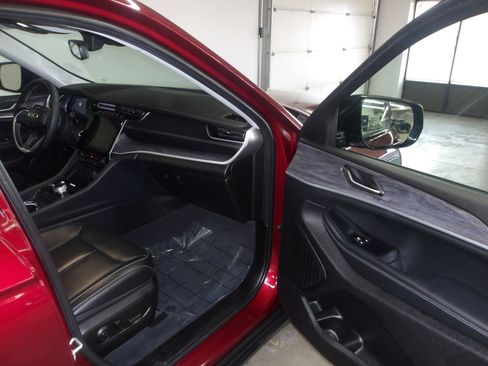 Used 2023 Jeep Grand Cherokee Limited AWD/4WD image 15