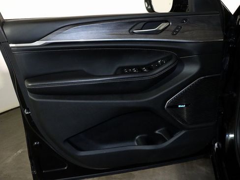 Used 2022 Jeep Grand Cherokee Overland w/ Luxury Tech Group IV image 25