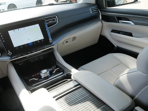 Certified 2024 Jeep Wagoneer Series III w/ Premium Group I AWD/4WD image 11