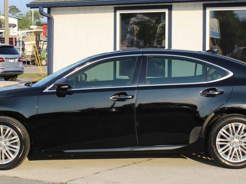 Used 2015 Lexus ES 350 w/ Luxury Package FWD image 2