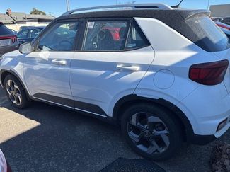 Used 2024 Hyundai Venue Limited video 1
