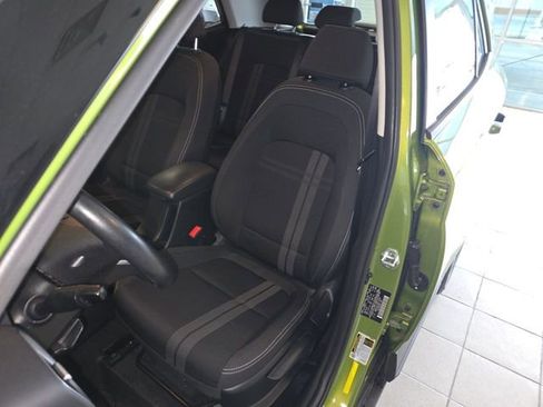 Used 2022 Hyundai Venue SEL FWD image 11