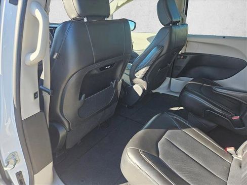 Used 2024 Chrysler Pacifica Touring-L image 12