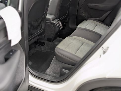 Used 2024 Volvo XC40 B5 Core image 23