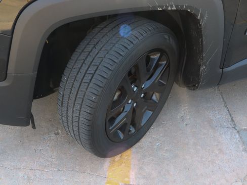 Used 2017 Jeep Renegade Altitude FWD image 17