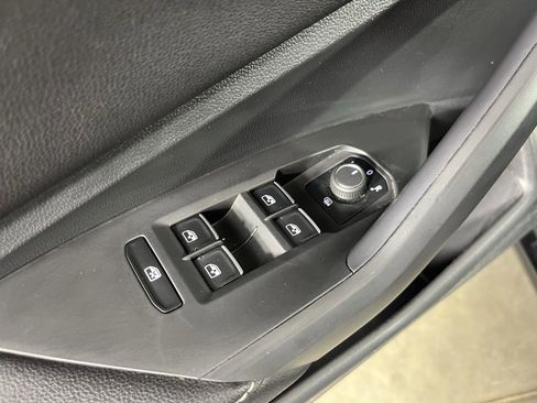 Certified 2023 Volkswagen Jetta SE w/ Panoramic Sunroof Package image 19