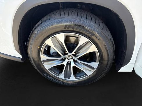 Used 2023 Toyota Highlander XLE FWD image 11