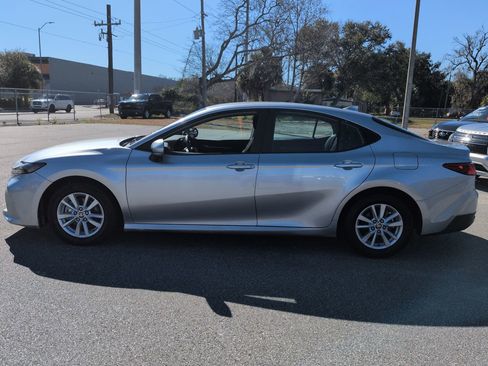 Used 2025 Toyota Camry LE image 7