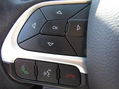 Used 2018 Jeep Compass Latitude AWD/4WD image 16