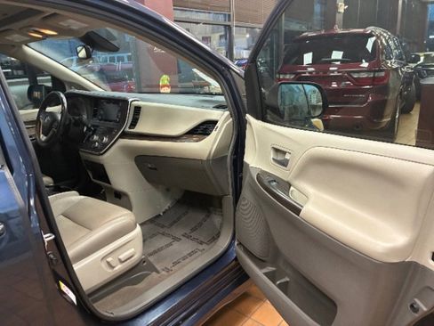 Used 2018 Toyota Sienna XLE Premium image 31