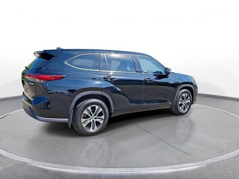 Used 2022 Toyota Highlander XLE AWD/4WD image 8