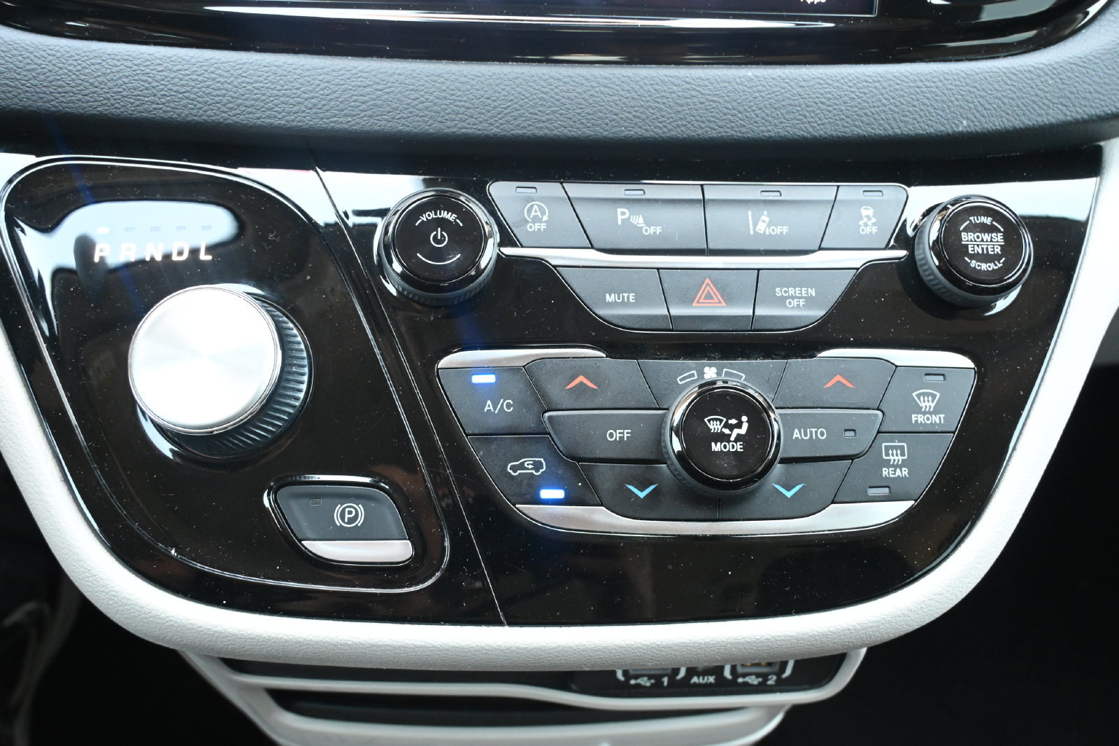 Used 2023 Chrysler Pacifica Touring-L FWD image 15