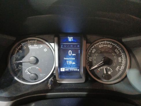 Used 2018 Toyota Tacoma TRD Sport image 10