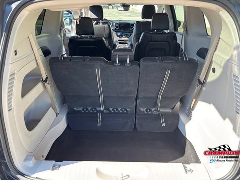 Used 2023 Chrysler Pacifica Touring-L FWD image 22