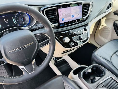Used 2023 Chrysler Pacifica Touring-L FWD image 17