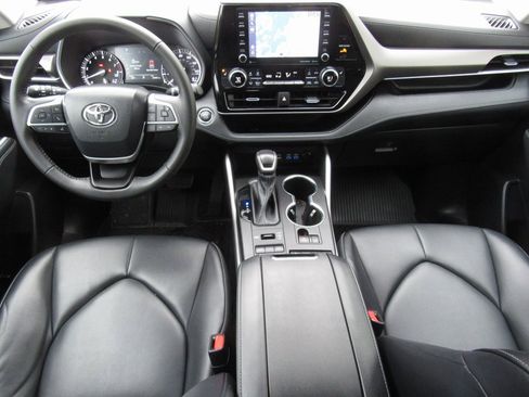 Certified 2022 Toyota Highlander XLE image 35