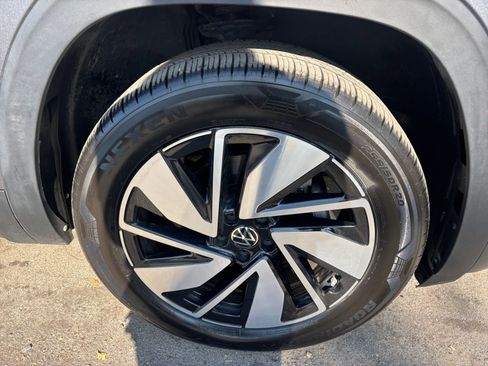 Used 2025 Volkswagen Atlas SE image 31