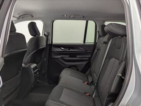 Used 2023 Jeep Grand Cherokee Laredo image 17