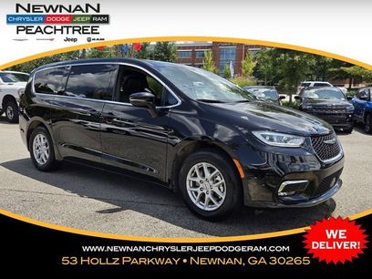 Used 2025 Chrysler Pacifica Select