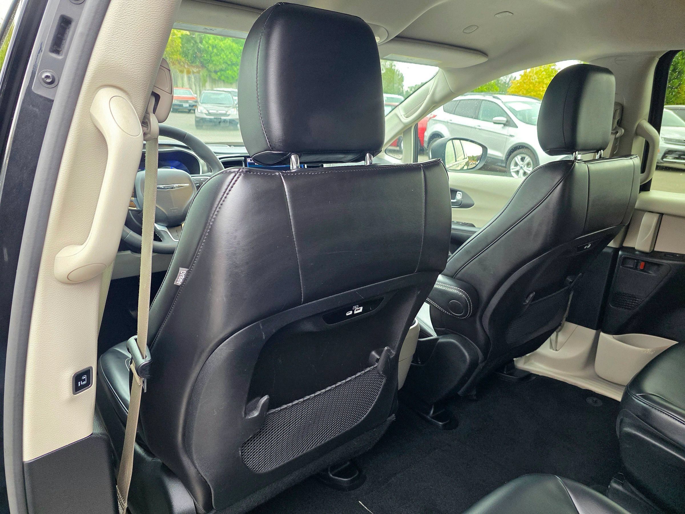 Used 2023 Chrysler Pacifica Touring-L FWD image 44
